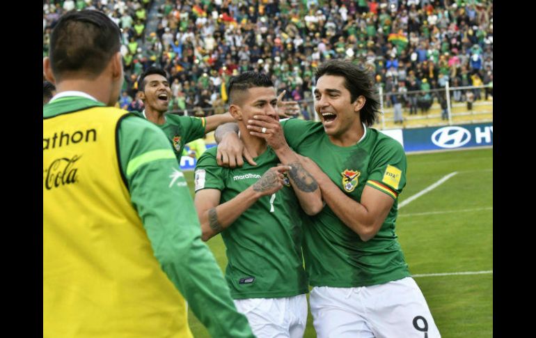Los bolivianos celebran el triunfo, aunque no tienen posibilidades de calificar. AFP / A. Raldes