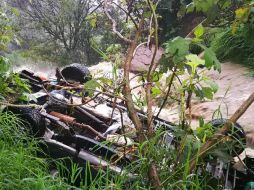 El auto quedó volteado en el canal ubicado en los cruces de las calles Oyamel y Agua Fría, en la colonia Higuera. ESPECIAL / Protección Civil Zapopan