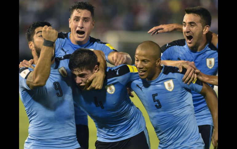 Federico Valverde celebra con sus compañeros la primera anotación; Uruguay sumó 27 puntos con esta victoria. AFP / D.Duarte
