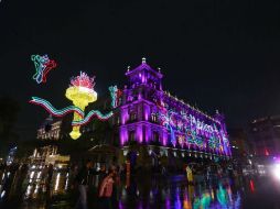 En la bocacalle de la Avenida 20 de noviembre se colocó una antorcha tridimensional con un peso de 3.2 toneladas. TWITTER / @ManceraMiguelMX