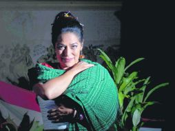 Armada con sus balas de chocolate, Lila Downs vuelve a tierras tapatías para llenar con su luz y folclor el escenario del Diana. SUN / ARCHIVO