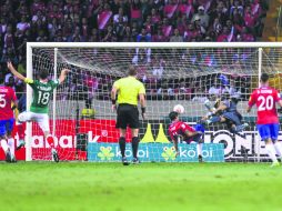 Mientras Keylor Navas intenta lavar el error de Christian Gamboa, jugadores mexicanos celebran el primer gol del encuentro. AFP / E. Becerra