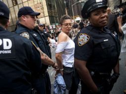 Al menos una docena de jóvenes beneficiados del DACA fueron arrestados ayer en un acto de desobediencia civil frente a la Torre Trump. AFP / D. Angerer