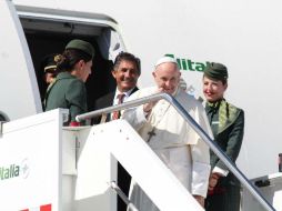 El Papa Francisco (2d) saluda mientras embarca en el avión que le trasladará a Colombia, en el aeropuerto de Fiumicino en Roma. EFE / TELENEWS