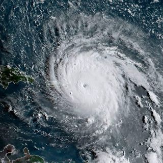 'Irma' toca tierra en Barbuda y avanza por el Caribe