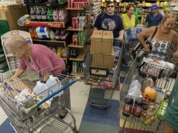 Ante la llegada del fenómeno, los ciudadanos compran provisiones en distintos supermercados en Florida. EFE / C. Herrera