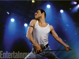 Rami Malek como Freddie Mercury en el último concierto de Queen, en 1985. ESPECIAL / Entertainment Weekly