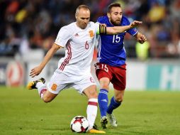 Iniesta alineó ayer en el partido de eliminatoria mundialista en que España goleó a Liechtenstein. AFP / M. Bulhozer
