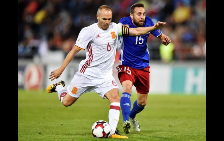 Iniesta alineó ayer en el partido de eliminatoria mundialista en que España goleó a Liechtenstein. AFP / M. Bulhozer