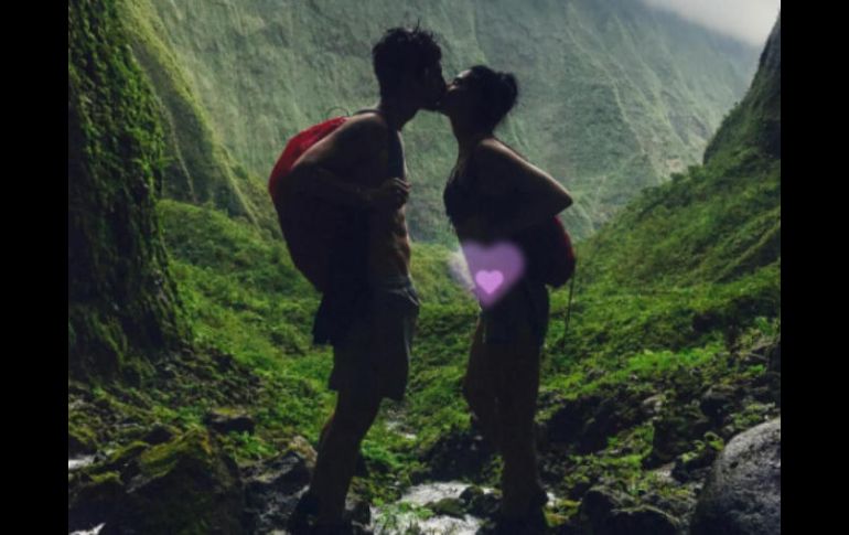 En la fotografía aparece dando un beso a Aislinn, con un 'sticker' de corazón en el vientre. INSTAGRAM / mauochmann