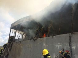 El incendio fue apagado por completo alrededor de las 13:00 horas. ESPECIAL / Bomberos de Guadalajara