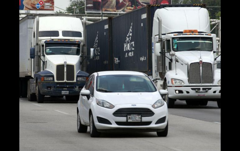 Actualmente los camiones deben ingresar a la ciudad al no haber alternativas de ruta. EL INFORMADOR / ARCHIVO