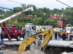 Dos personas murieron por asfixia el pasado 12 de julio al caer en el socavón que se hizo en el Paso Exprés de Cuernavaca. EFE / ARCHIVO
