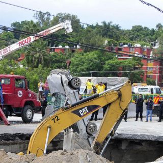 Familia de víctimas de socavón recibe indemnización