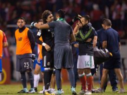 Al final del partido de ayer Navas (I) conversó con Ochoa (D) y 'Chicharito' Hernández. MEXSPORT / J. Ramírez