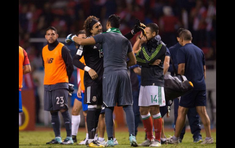 Al final del partido de ayer Navas (I) conversó con Ochoa (D) y 'Chicharito' Hernández. MEXSPORT / J. Ramírez