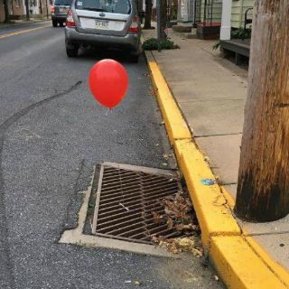 Globos de ‘Eso’ atados a coladeras asustan a policías en EU