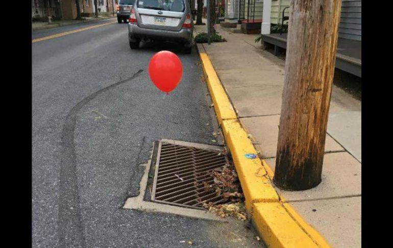 El departamento de policía de Lititz publicó imágenes de los globos rojos que un bromista ató a un par de alcantarillas. FACEBOOK / Lititz Borough Police Department
