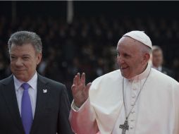 Juan Manuel Santos, presidente de Colombia, da la bienvenida al Papa Francisco a Colombia. NTX / ESPECIAL