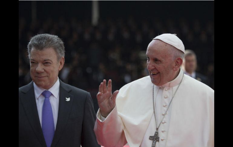 Juan Manuel Santos, presidente de Colombia, da la bienvenida al Papa Francisco a Colombia. NTX / ESPECIAL