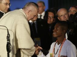 El Papa Francisco rompió el ceremonial para acercarse a los enfermos, las víctimas y los niños. EFE / R. Maldonado