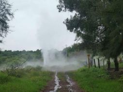 Elementos de diferentes corporaciones acudieron al lugar para suprimir la salida del combustible. ESPECIAL /
