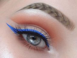 El efecto de la ceja trenzada se da gracias a un maquillaje especializado. INSTAGRAM / glitterowo