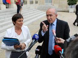 El ministro francés del Interior, Gérard Collomb (d), explica los avances de las indagatorias. AFP / L. Marin