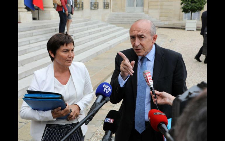 El ministro francés del Interior, Gérard Collomb (d), explica los avances de las indagatorias. AFP / L. Marin