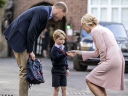 Al llegar de la mano de su padre, el príncipe saludó a la directora, Helen Haslem, antes de entrar al edificio. AP / R. Pohle