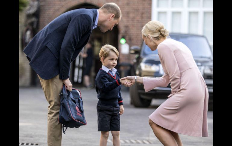 Al llegar de la mano de su padre, el príncipe saludó a la directora, Helen Haslem, antes de entrar al edificio. AP / R. Pohle