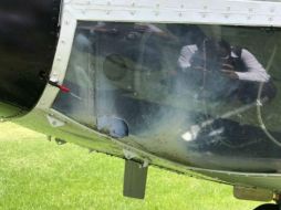 El artefacto perforó el frente del helicóptero, que se elevó y alejó de la zona para aterrizar desde otra dirección. ESPECIAL /