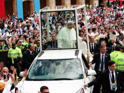 Jóvenes dan la bienvenida al Papa Francisco en la Plaza Bolívar de Bogotá. EFE / J. Jácome
