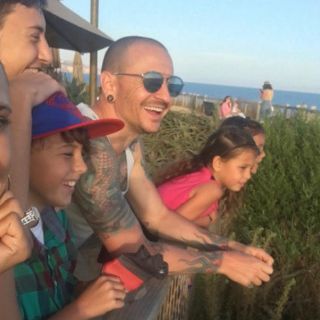 La foto de Chester Bennington con su familia días antes de morir