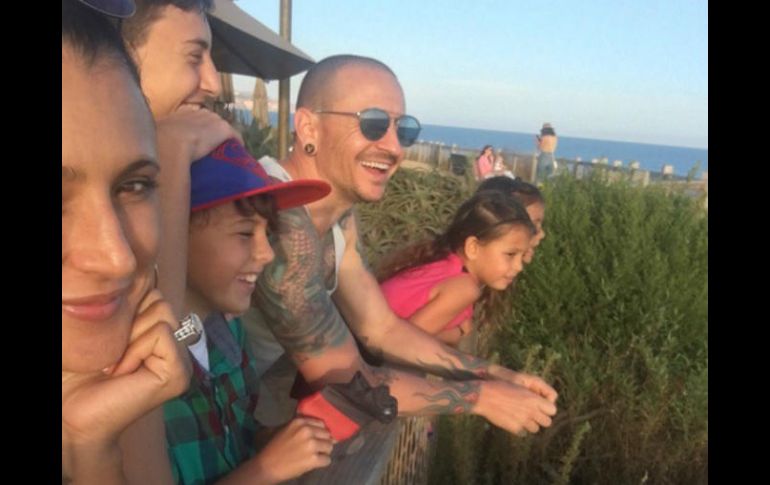En la imagen, Bennington aparece sonriente en la fotografía junto a sus hijos. TWITTER / @TalindaB