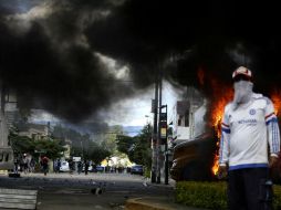 Manifestantes lanzaron desde tierra los artefactos de pirotecnia en rechazo a la visita del Mandatario. EFE / M. Martínez