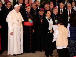 Francisco escucha a un grupo de jóvenes que lo esperaban en la Nunciatura Apostólica luego de oficiar una multitudinaria misa. EFE / J. Jácome