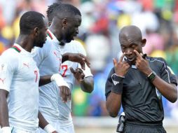 El árbitro ghanés Lamptey fue suspendido de por vida. AFP /
