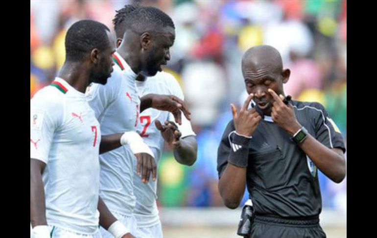 El árbitro ghanés Lamptey fue suspendido de por vida. AFP /