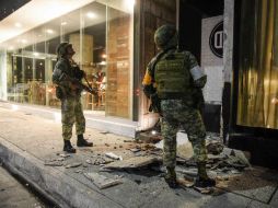 Soldados del Ejército mexicano observan los daños de un edificio en Veracruz tras el fuerte sismo. AFP / V. Razo