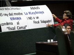 Diputados protestan contra Ricardo Anaya durante la instalación de la nueva Mesa Directiva de la Cámara baja. SUN / J. Reyes