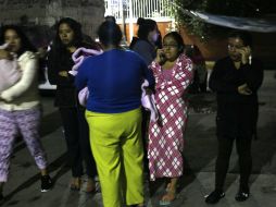 Capitalinos evacuaron edificios y viviendas  en la Ciudad de México, tras el fuerte sismo que se registró esta noche. SUN / J. Reyes