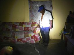 Un residente del municipio de Coatzacoalcos, en el estado de Veracruz, observa el piso de su hogar destrozado. EFE / A. Hernández