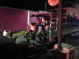 Circularon en Twitter  fotos de vecinos bajando de un camión y entrando en lo que parecía ser un refugio. TWITTER / @pcivilchiapas