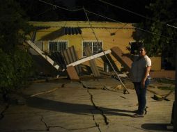 Una residente del municipio de Coatzacoalcos, en el estado de Veracruz, observa los daños que el sismo dejó en su hogar. EFE / A. Hernández