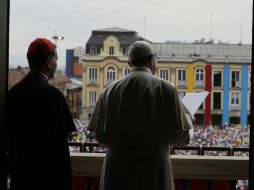 El Papa Francisco (d) se dirige a la multitud desde un balcón del Palacio Arzobispal de Bogotá. EFE / A. Medichini