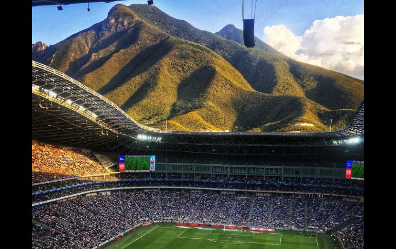 El BBVA Bancomer genera elogios cuando ven al fondo al Cerro de la Silla, símbolo por excelencia de la Sultana del Norte. TWITTER / @ThatDamnYank