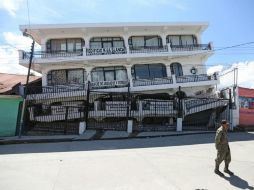 Vista de un edificio de oficinas que se hundió durante un terremoto cerca de la frontera entre Guatemala y México. EFE / E. Biba