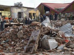 Generales, Jefes, oficiales y elementos de tropa realizan labores de ayuda a la población afectada. SUN /