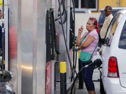 Automovilistas se abastecen de gasolina ante la llegada de 'Irma' a Miami. EFE / E. Lesser